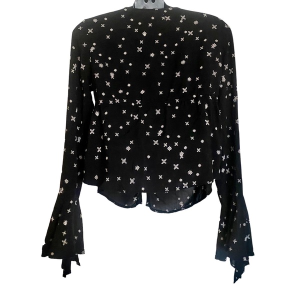 Kimchi Blue Black White Floral Flutter Sleeve Top Small - Picture 3 of 11